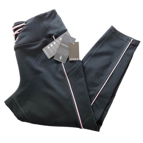 Torrid Lattice Front Crop Active Legging w/Pockets - Picture 9 of 13